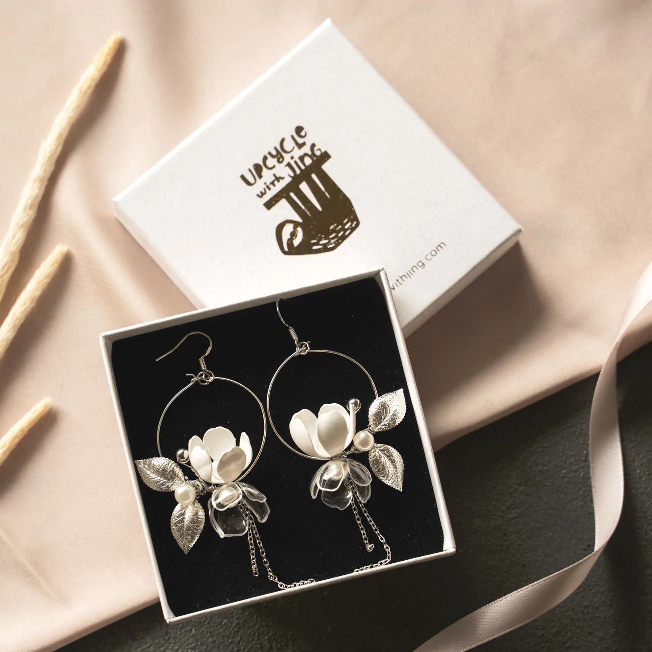 Floral-moon-earrings-square-giftbox_1800x1800